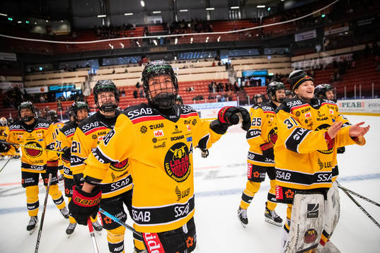 Luleås Ronja Savolainen jublar