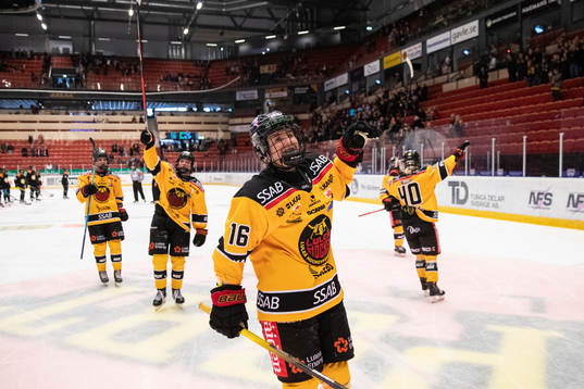 Luleås Petra Nieminen jublar