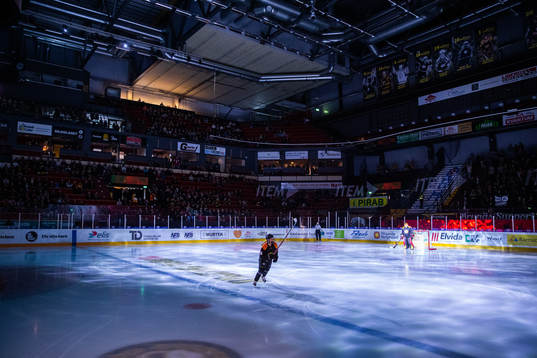 Brynäs Denisa Krizova och målvakt Ellen Jonsson