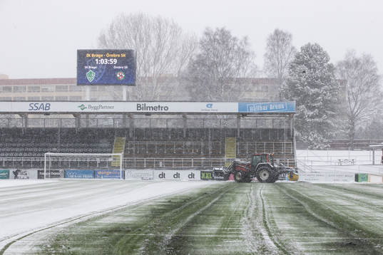 Plogning av planen innan fotbollsmatchen i Superettan