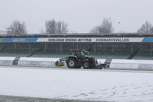Plogning av planen innan fotbollsmatchen i Superettan