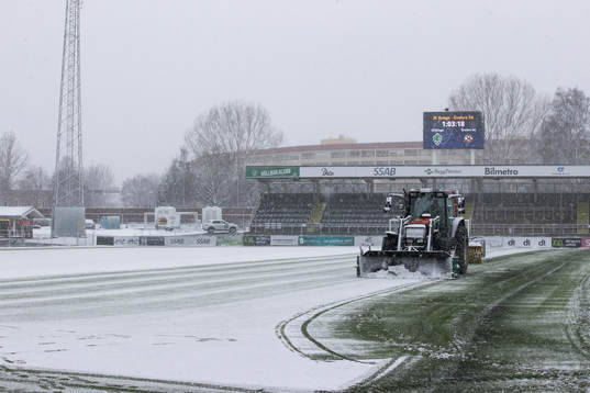 Plogning av planen innan fotbollsmatchen i Superettan