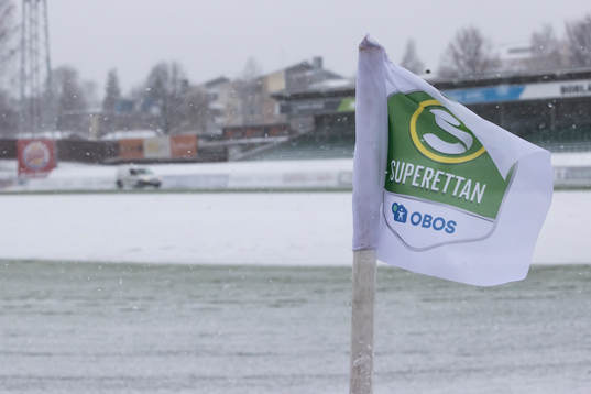 Flagga innan fotbollsmatchen i Superettan mellan Brage och