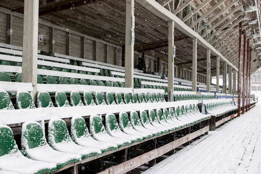 Läktaren på Domnarsvallen innan fotbollsmatchen i