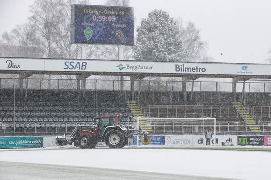 Plogning av planen innan fotbollsmatchen i Superettan