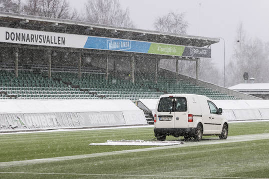 Plogning av planen innan fotbollsmatchen i Superettan