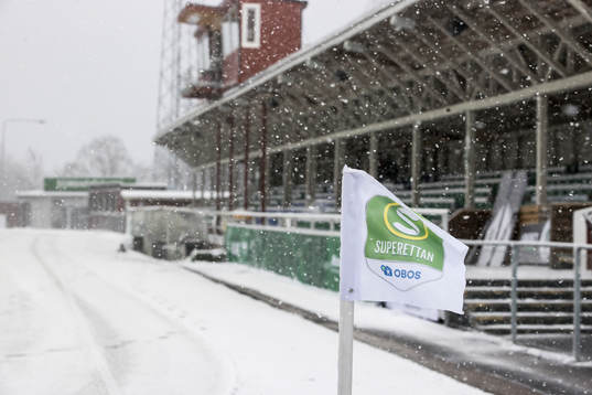 Flagga på Domnarsvallen innan fotbollsmatchen i Superettan