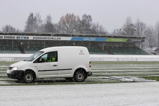 Plogning av planen innan fotbollsmatchen i Superettan