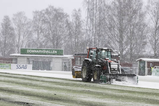 Plogning av planen innan fotbollsmatchen i Superettan