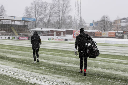 Brages spelarna på väg ut för uppvärmning innan