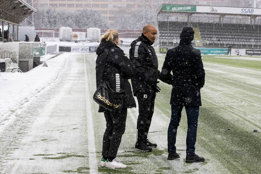 Brages tränare Klebér Saarenpää innan fotbollsmatchen i