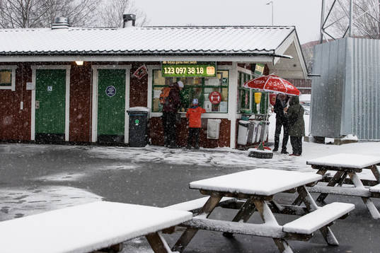 Kiosk på Domnarsvallen innan fotbollsmatchen i Superettan