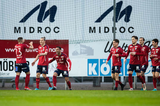 Östers Marc Rochester Sörensen jublar med lagkamrater