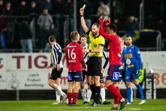 Domare Andreas Dufva-Johansson varnar Östers Isak Magnusson
