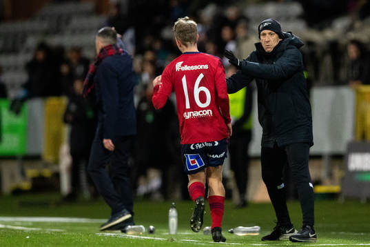 Östers Isak Magnusson och Landskronas tränare Billy
