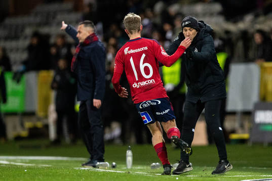 Östers Isak Magnusson och Landskronas tränare Billy