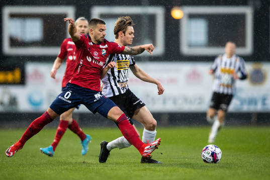 Östers Vladimir Rodic och Landskronas Albin Linnér