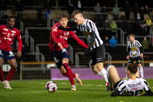 Östers John Stenberg och Landskronas Robin Dzabic