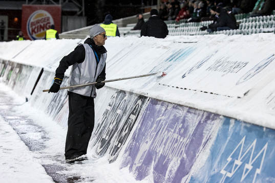 Funktionär skottar snö