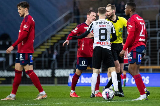 Östers Alex Thor Hauksson och Landskronas Robin Dzabic i