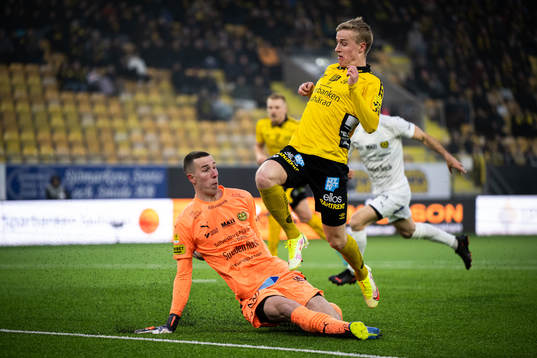 Mjällbys målvakt Samuel Brolin och Elfsborgs Jeppe
