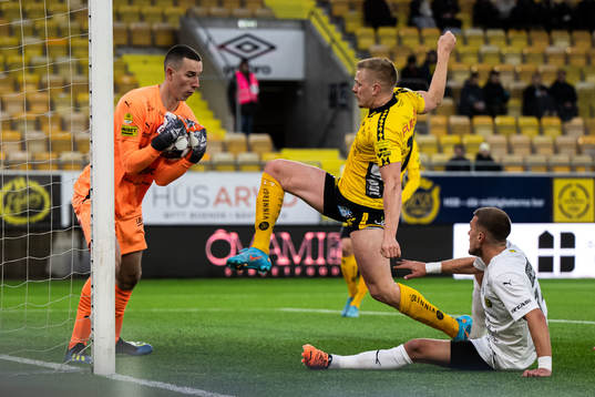 Mjällbys målvakt Samuel Brolin och Elfsborgs Per Frick