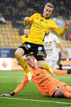 Elfsborgs Jeppe Møldrup Okkels och Mjällbys målvakt