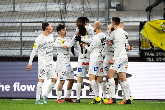 Mjällbys Mamudu Moro jublar med lagkamrater