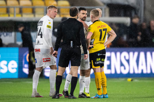 Mjällbys Carlos Moros Gracia och Elfsborgs Per Frick i