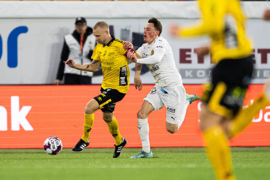 Elfsborgs Johan Larsson och Mjällbys Noah Persson