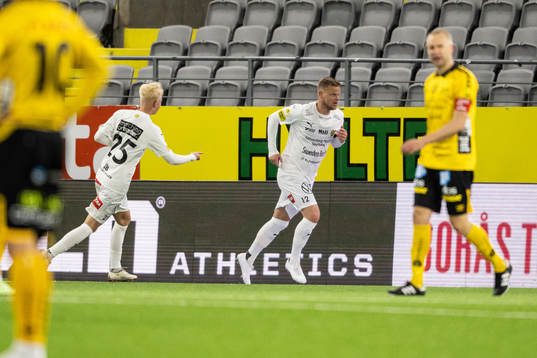 Mjällbys David Löfquist jublar