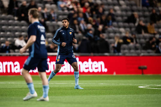 Djurgårdens Isak Hien värmer upp
