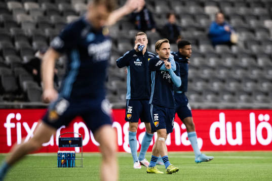 Djurgårdens Pierre Bengtsson  värmer upp
