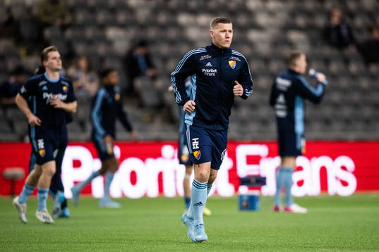 Djurgårdens Victor Edvardsen värmer upp