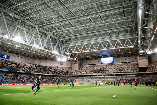 Spelarna värmer upp på Tele2 arena som har stängt tak