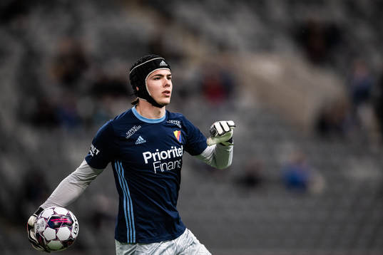 Djurgårdens målvakt Jacob Widell Zetterström värmer upp