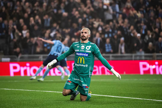 Degerfors målvakt Alfie Malik Whiteman deppar
