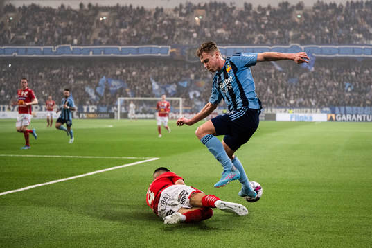 Djurgårdens Rasmus Schüller och Degerfors Sean Sabetkar