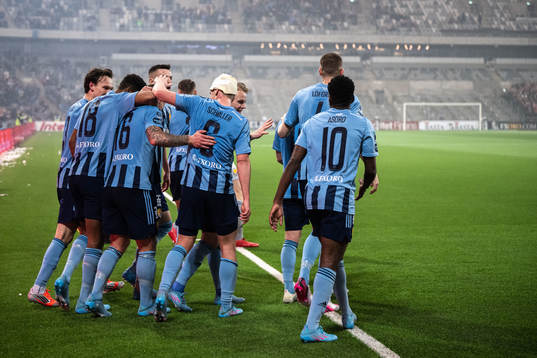 Djurgårdens Victor Edvardsen jublar med lagkamrater