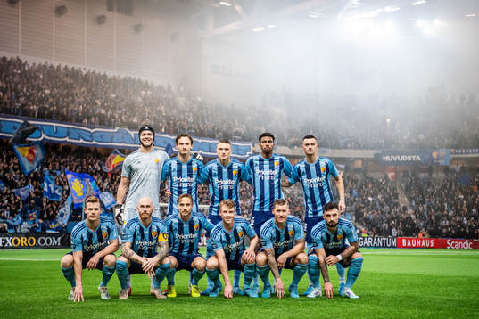 Djurgårdens spelare ställer upp för en lagbild