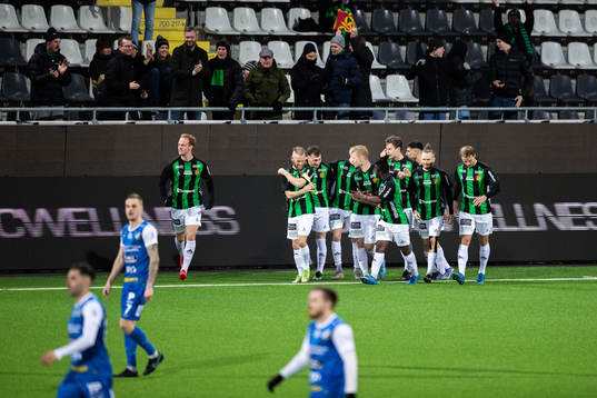 GAIS Ben Morris jublar med lagkamrater