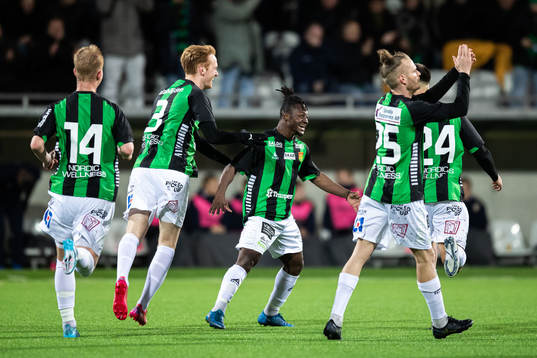 GAIS Michael Kargbo jublar med lagkamrater