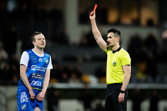 Oddevolds Pontus Johansson får rött kort av domare Fikret