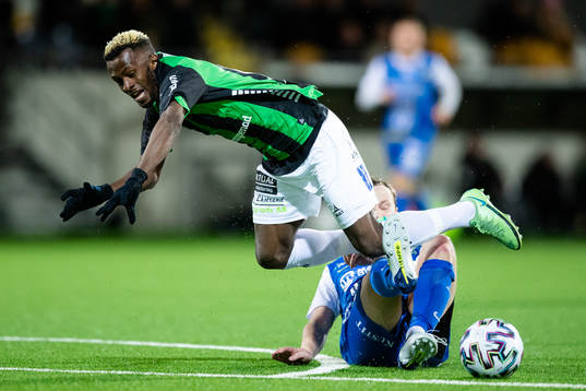 GAIS Rickard Emeka Friday fälls av Oddevolds Pontus