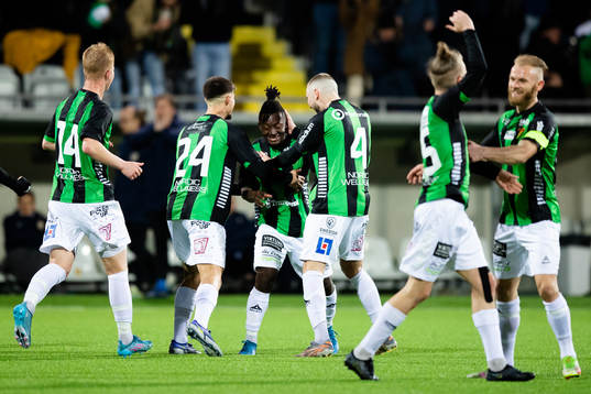 GAIS Michael Kargbo jublar med lagkamrater