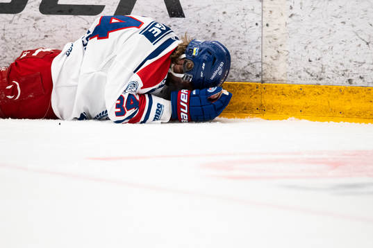 Oskarshamns Philip Samuelsson har ont