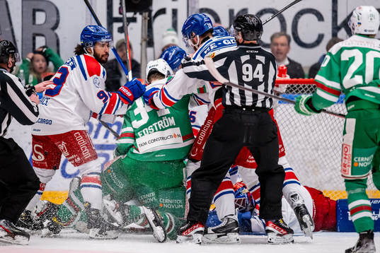 Rögles Adam Edström  och Oskarshamns Hynek Zohorna i kamp