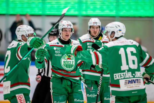 Rögles Anton Bengtsson  jublar