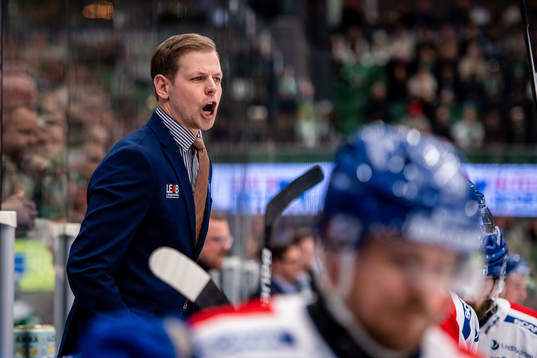 Oskarshamns tränare Martin Filander reagerar