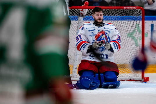 Oskarshamns målvakt Tim Juel deppar